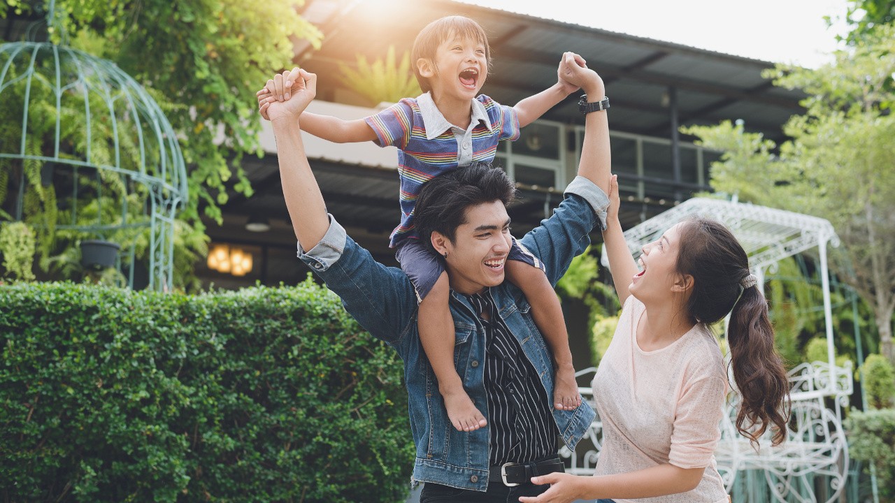family with 2 kids